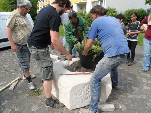 Bildhauer Einsetzung Blumen