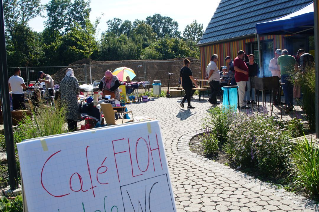 Café Floh zum Stadtteilflohmarkt