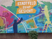 Kinder und Jugendliche aus der Nachbarschaft gestalteten dieses Wandgemälde zusammen mit Künstler Ole Görgens